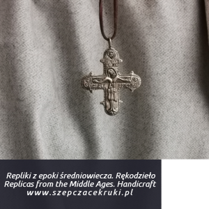 Krzyż powstały na podstawie zabytku relikwiarza z Krakowa.