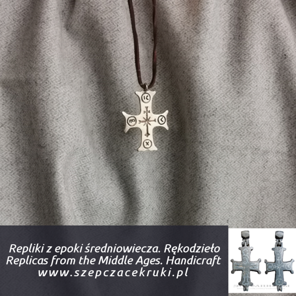 Krzyż powstały na podstawie zabytku relikwiarza z Nowogrodu (Kijowska Ruś)
